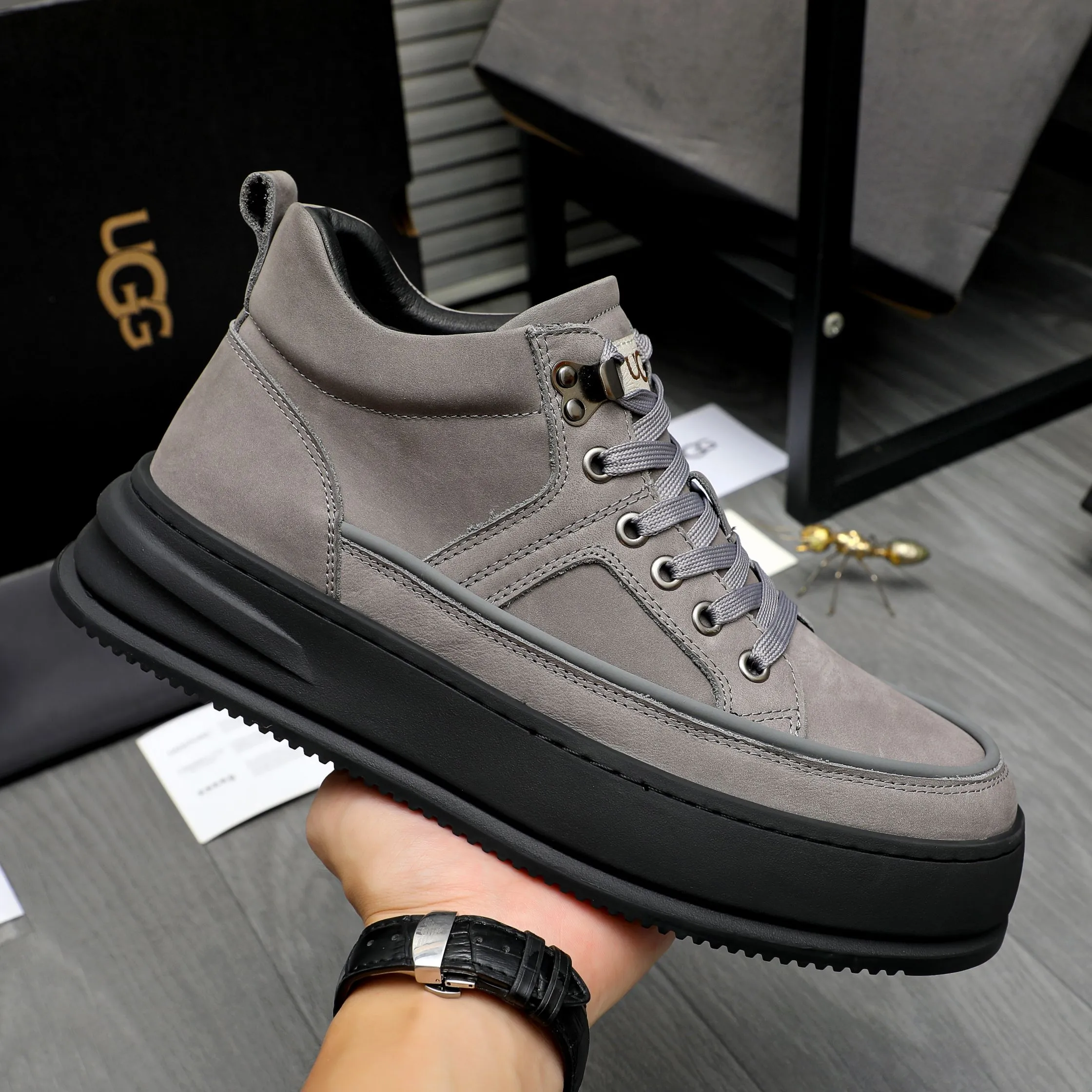 P620 Product trademark: "UGG" Gaobang men's shoes Regular size: 39-44 Product materials: Selected suede cowhide upper, wool lining, original outsole